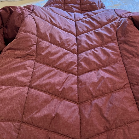 Columbia Jacket nice almost like new! Burgundy color! - Picture 5 of 7